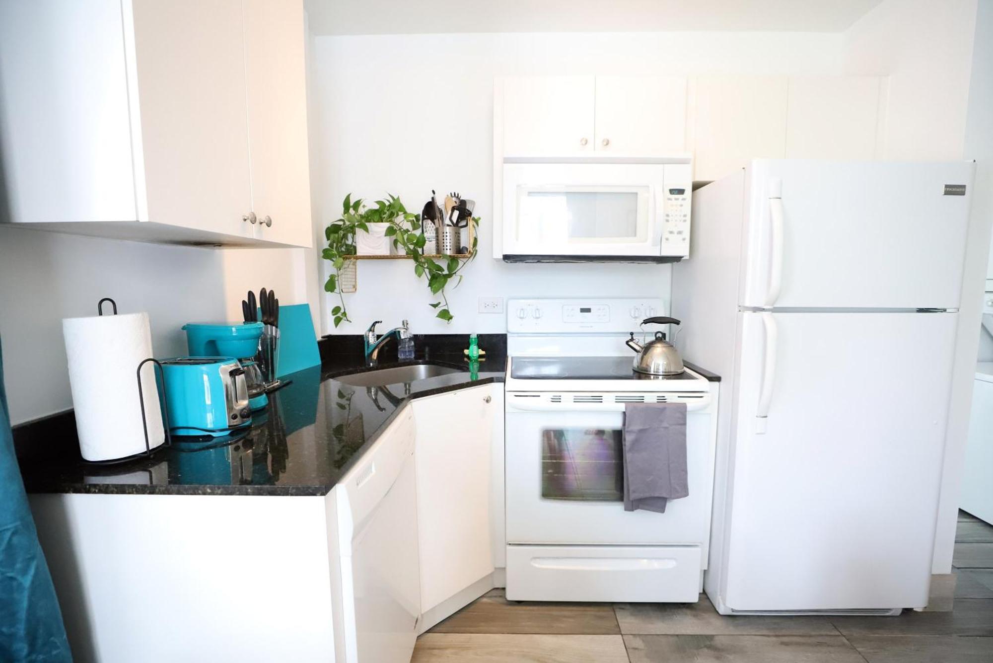 Apartment 3 Minute Walk To 2 Bedroom Family Friendly With No Pet Fee *