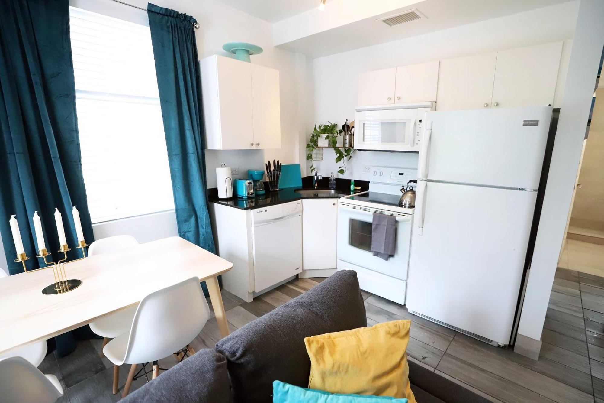 3 Minute Walk To 2 Bedroom Family Friendly With No Pet Fee Apartment *