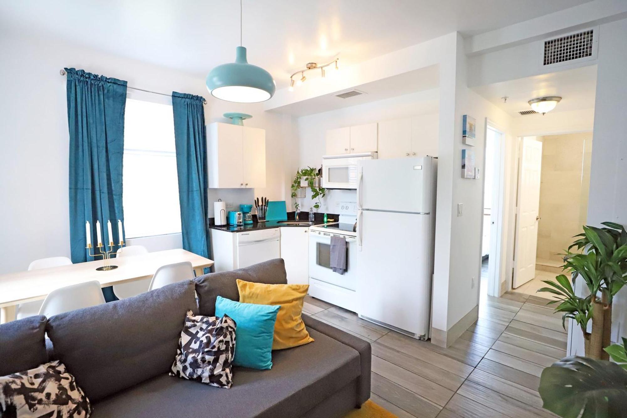 Apartment 3 Minute Walk To 2 Bedroom Family Friendly With No Pet Fee *