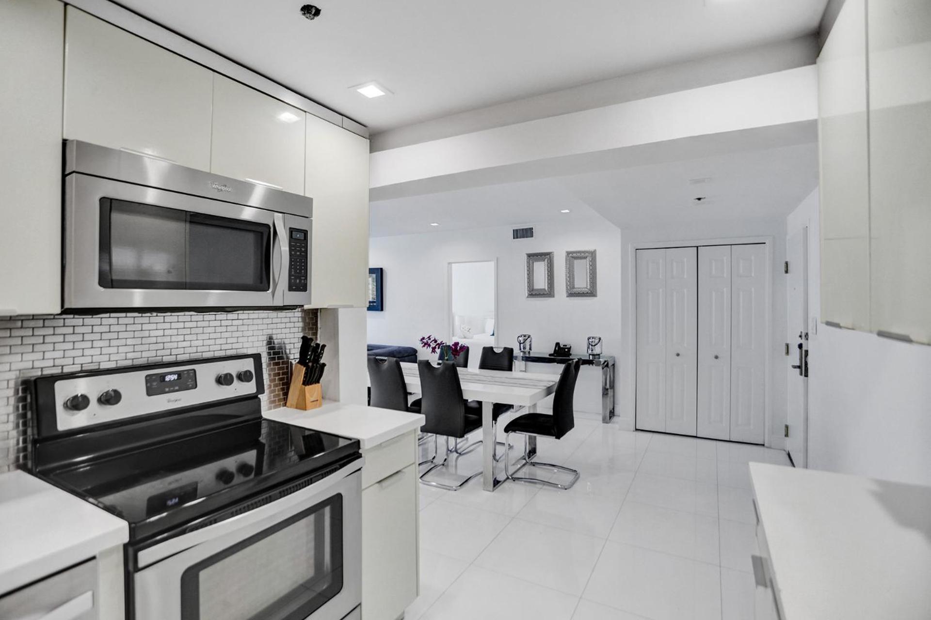 Apartment 2br 2ba With Service 1616 *