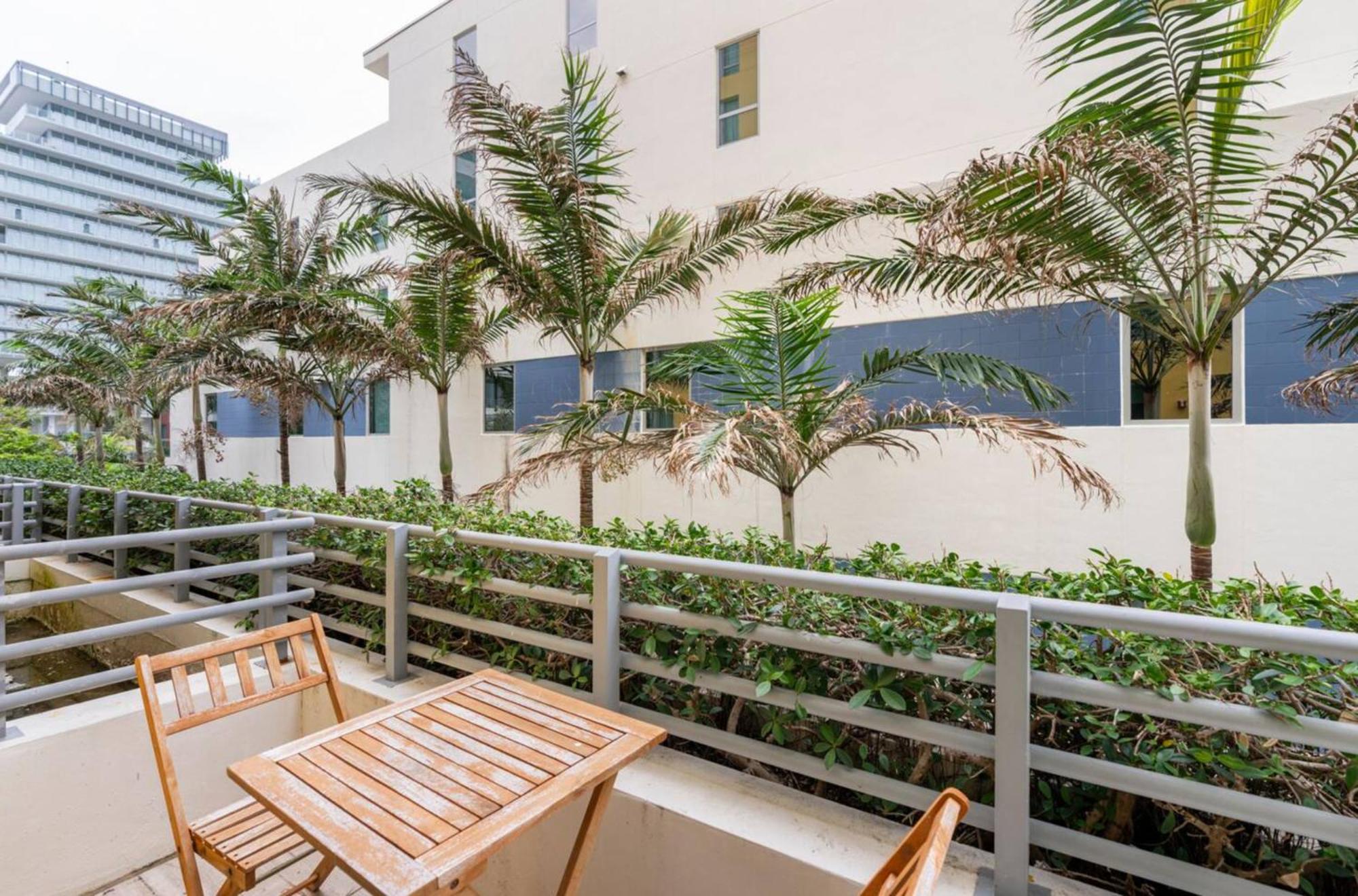 Apartment Beachfront Bentley One Bedroom With Balcony And Access *