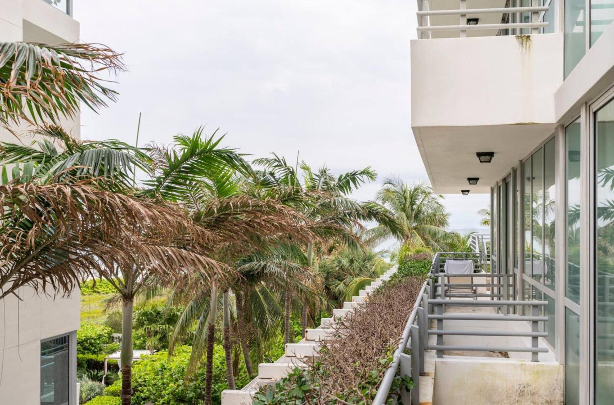 Beachfront Bentley One Bedroom With Balcony And Access Apartment