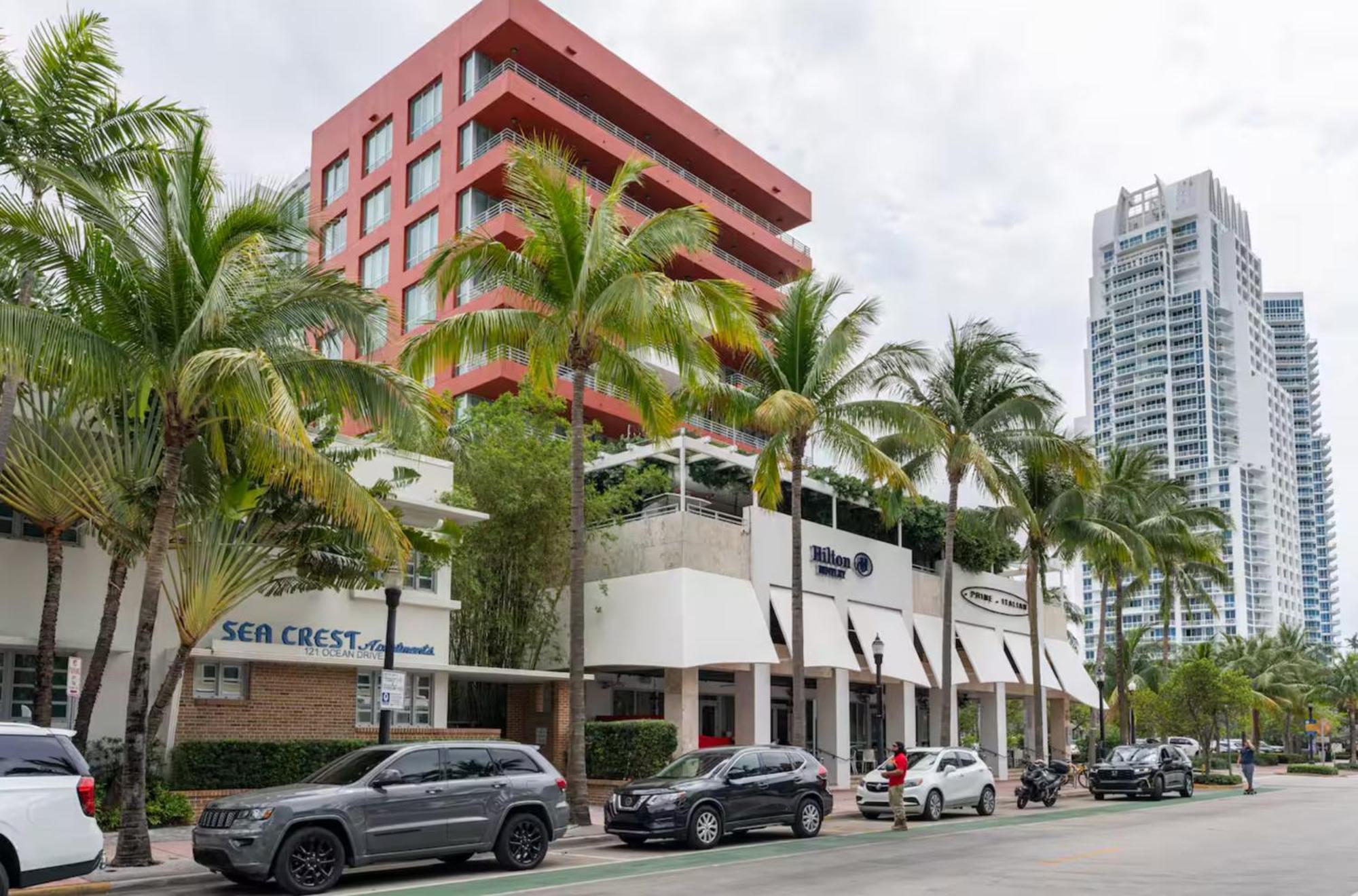 Apartment Beachfront Bentley One Bedroom With Balcony And Access