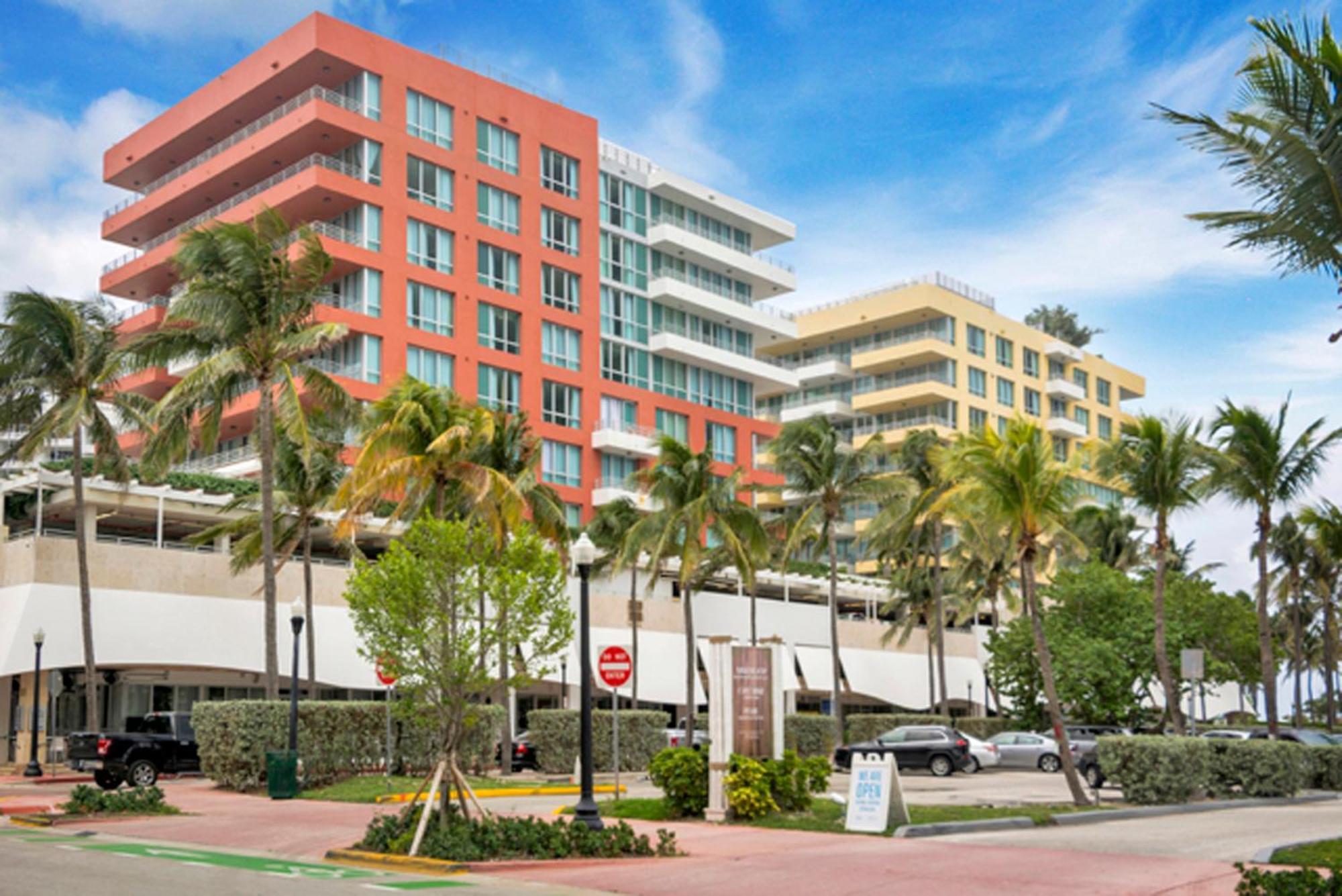 Beachfront Bentley One Bedroom With Balcony And Access Apartment *