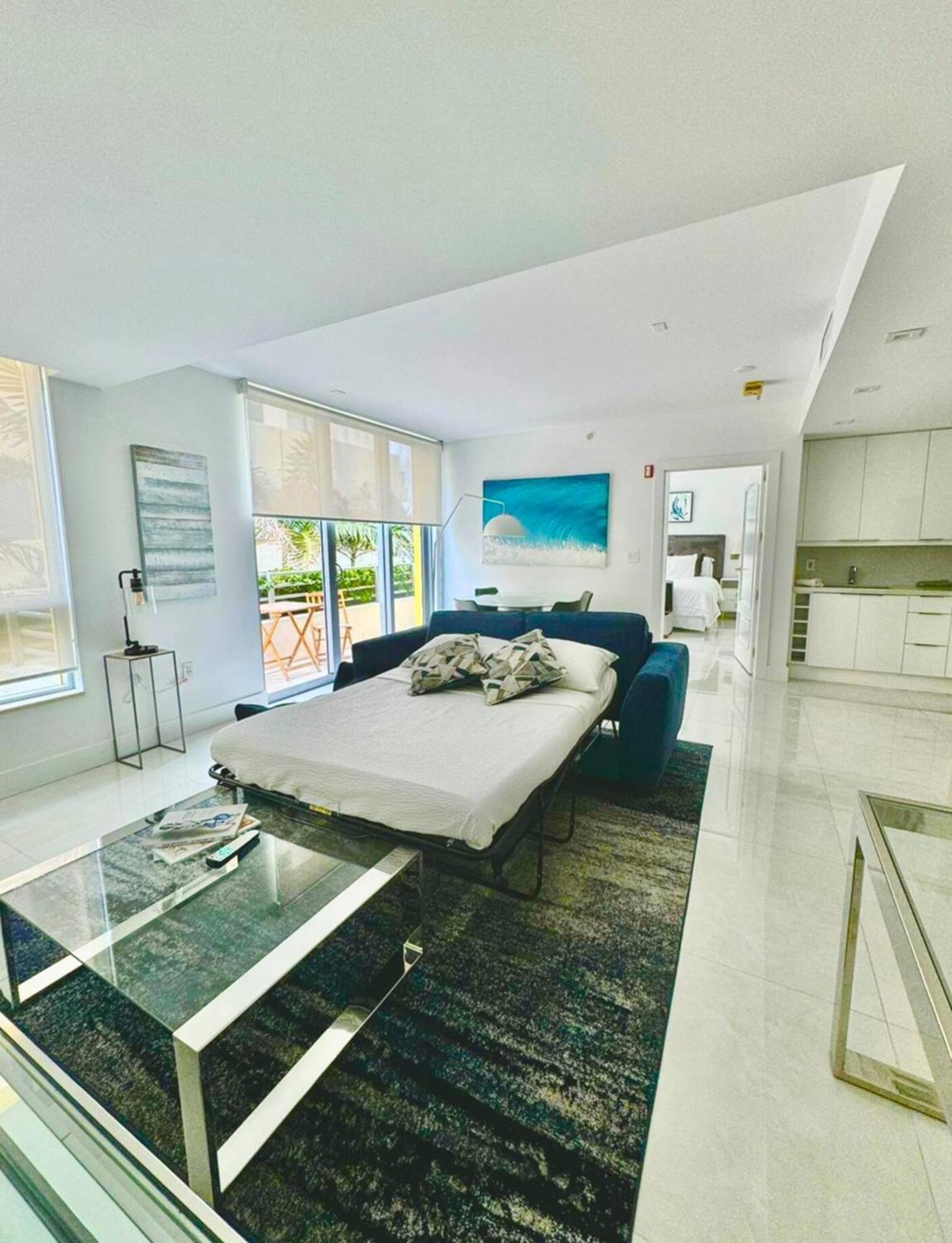 Beachfront Bentley One Bedroom With Balcony And Access Apartment Miami Beach
