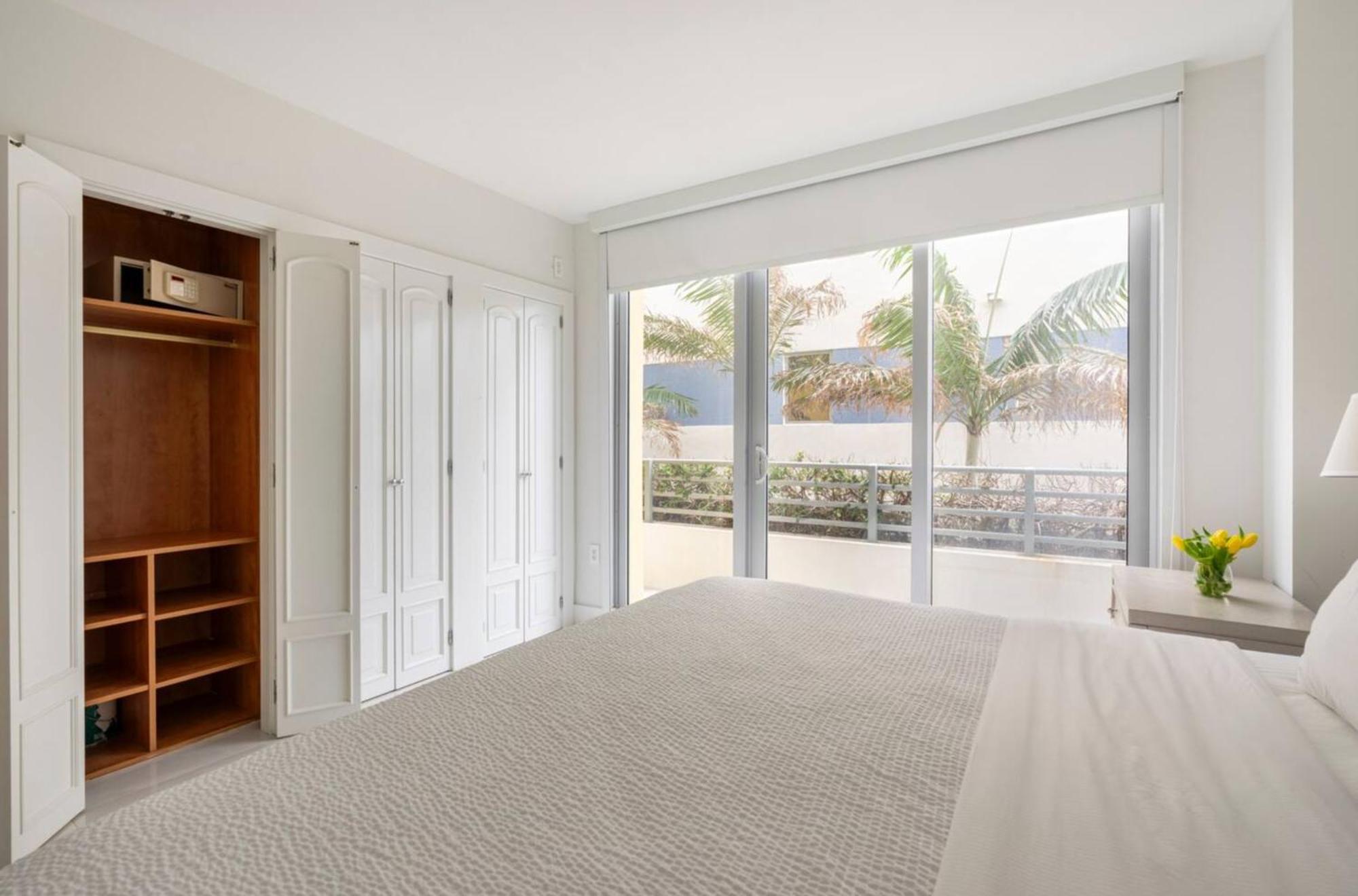 Beachfront Bentley One Bedroom With Balcony And Access