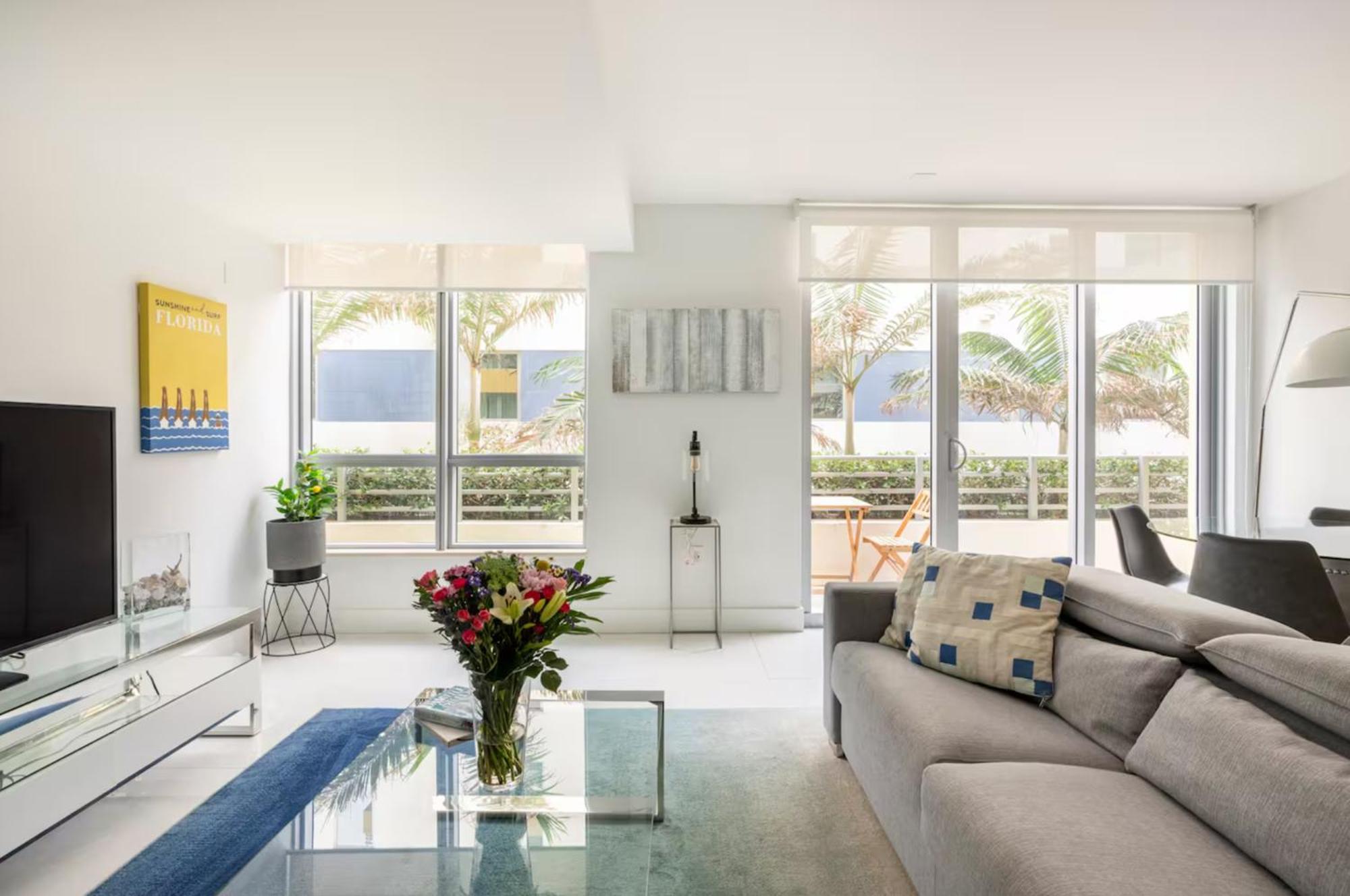 Beachfront Bentley One Bedroom With Balcony And Access Apartment