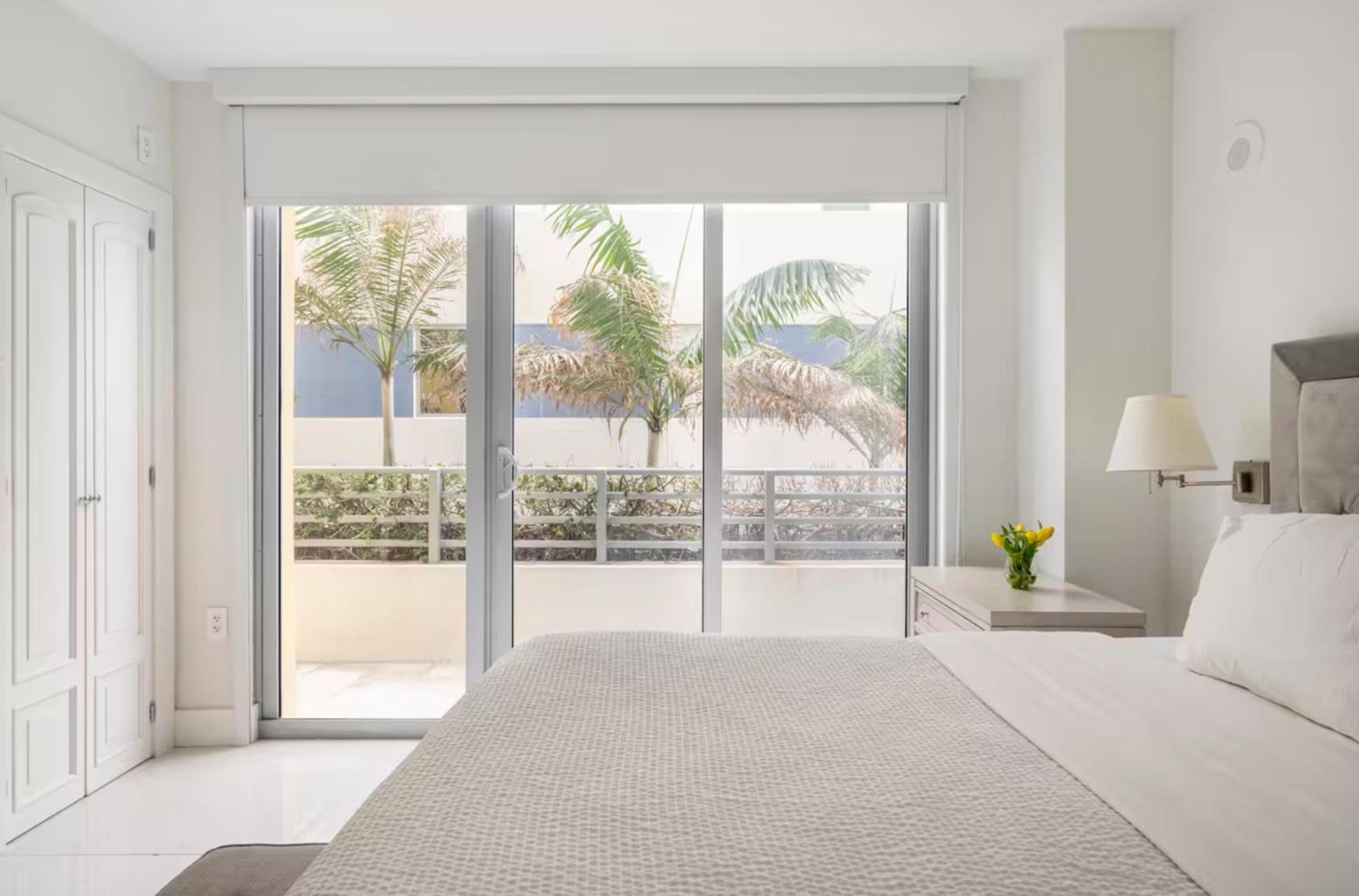 Apartment Beachfront Bentley One Bedroom With Balcony And Access