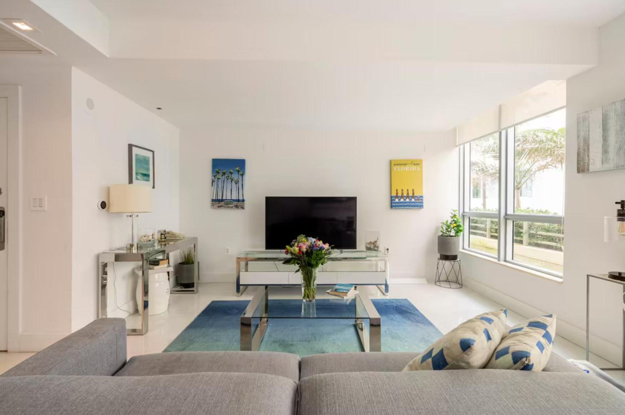 Beachfront Bentley One Bedroom With Balcony And Access Apartment *