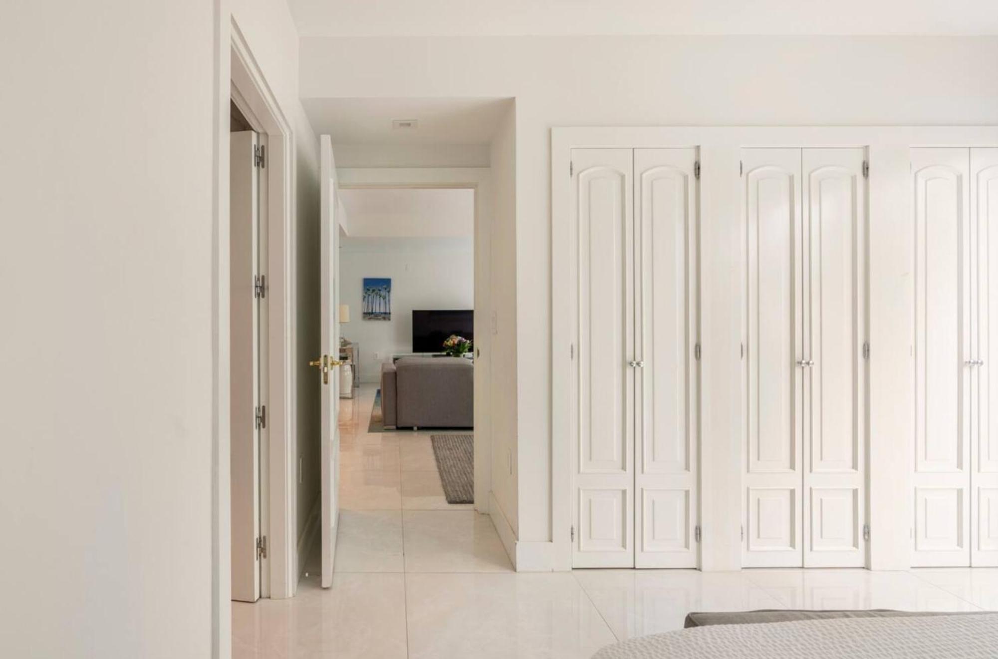 Beachfront Bentley One Bedroom With Balcony And Access Apartment Miami Beach
