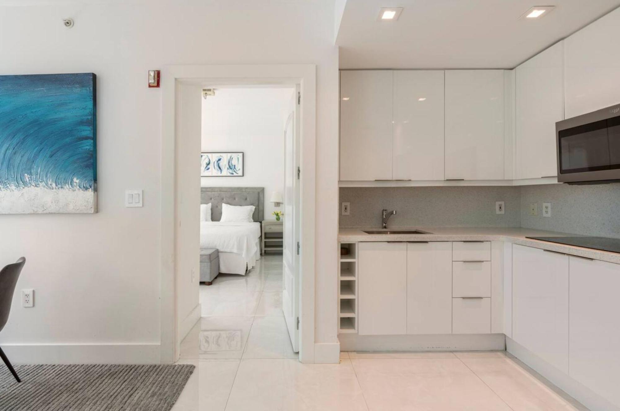Beachfront Bentley One Bedroom With Balcony And Access *