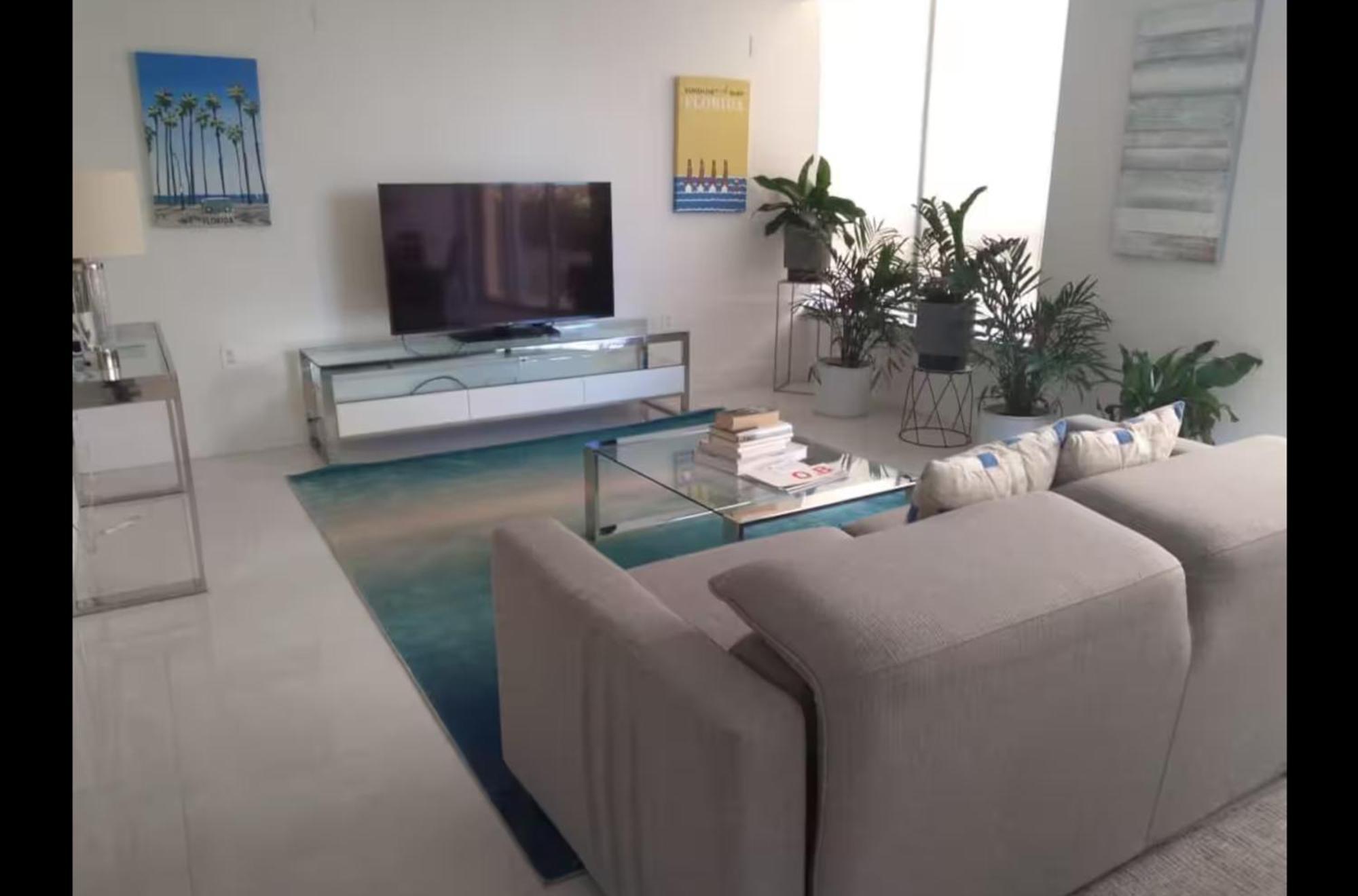 Beachfront Bentley One Bedroom With Balcony And Access Apartment