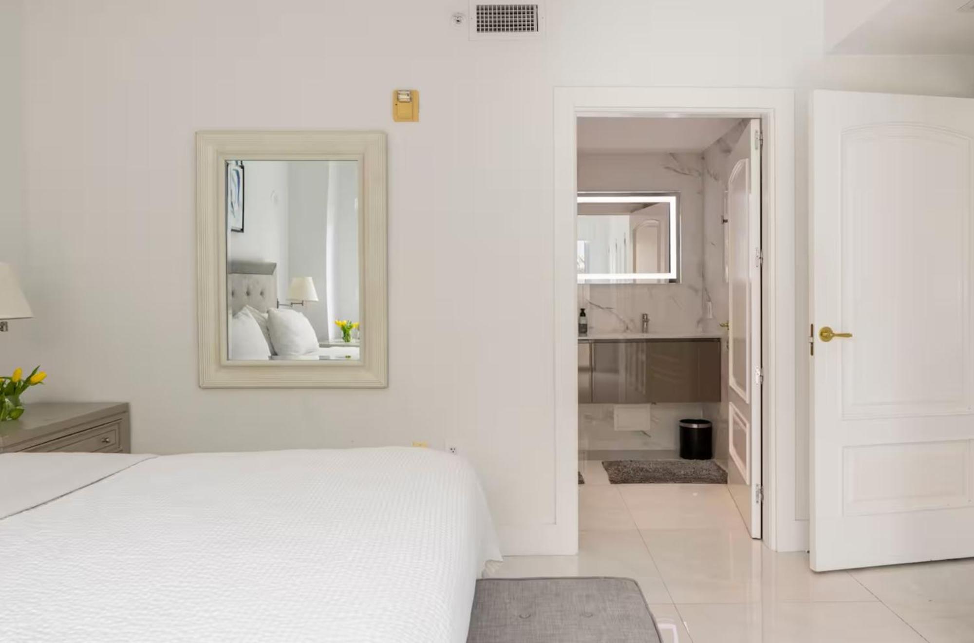 Apartment Beachfront Bentley One Bedroom With Balcony And Access