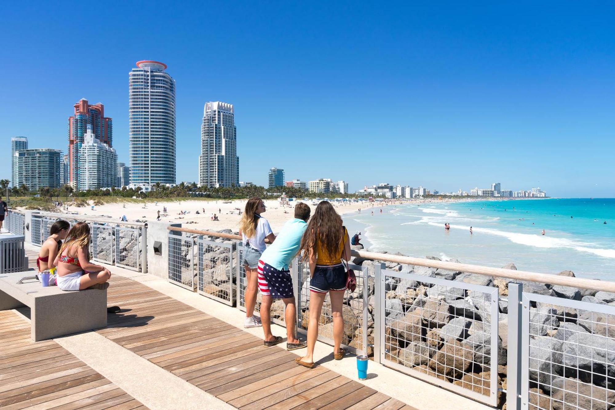Beachfront Bentley One Bedroom With Balcony And Access Apartment *
