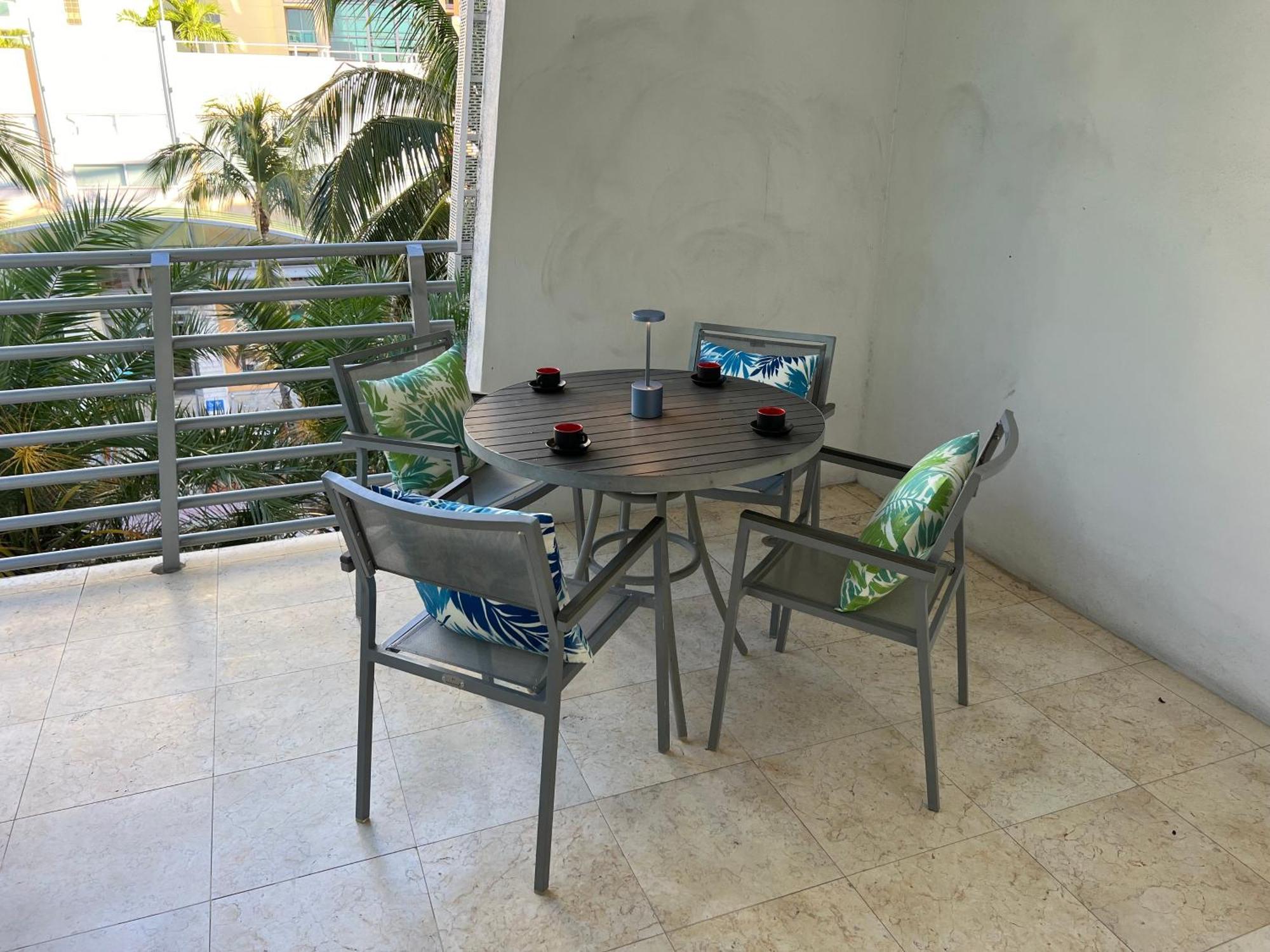 Boutique 3 Min Walk To * Miami Beach