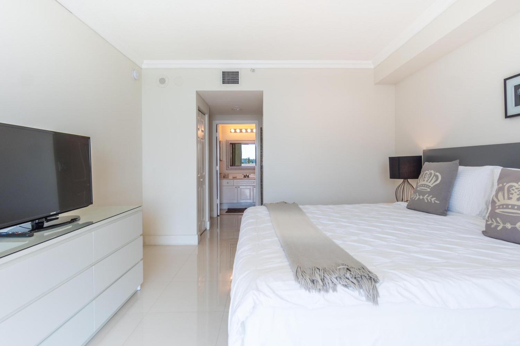Golden Bay 46 Miami Beach