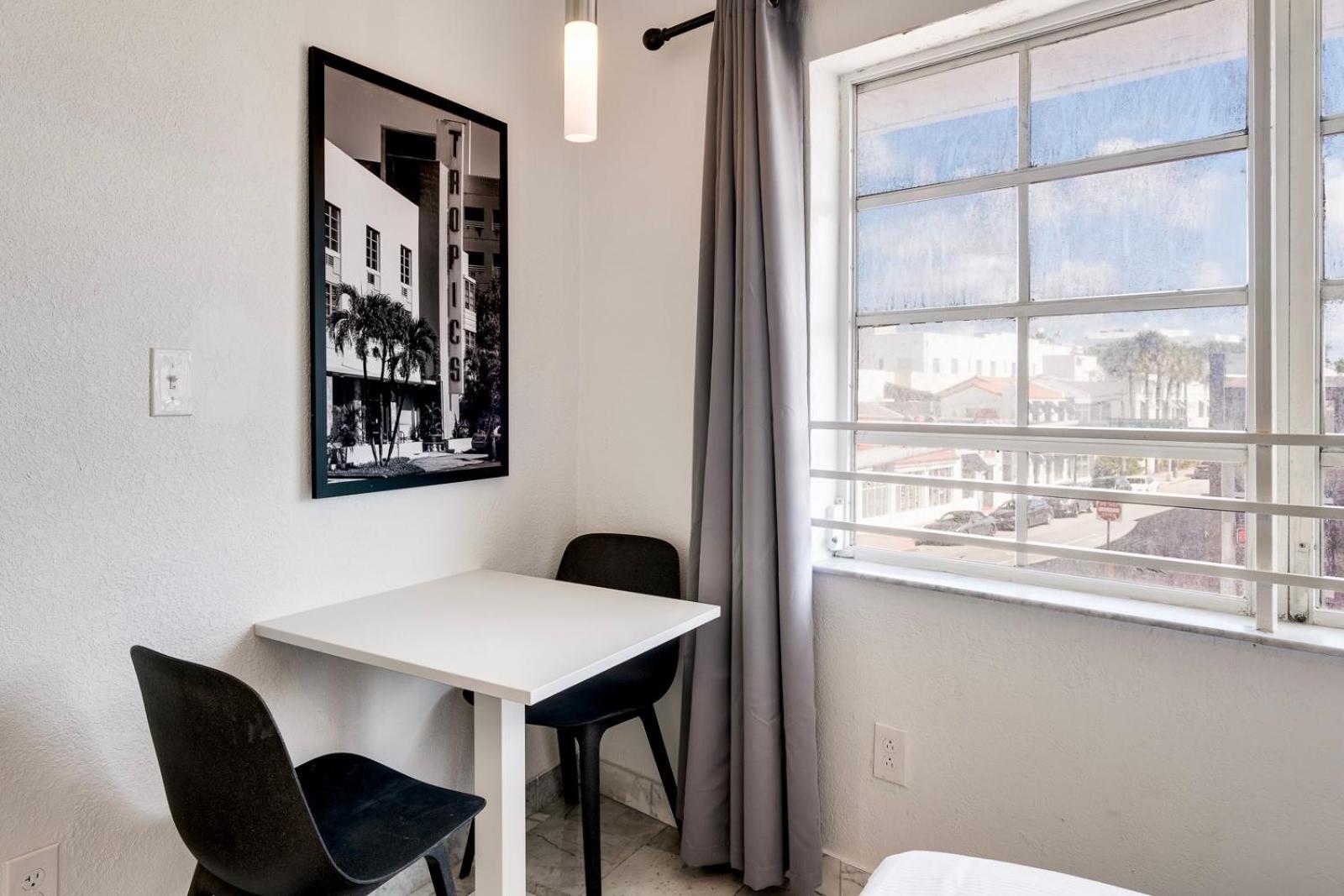 Location By The ! Free Wifi - Tv - Amenities *