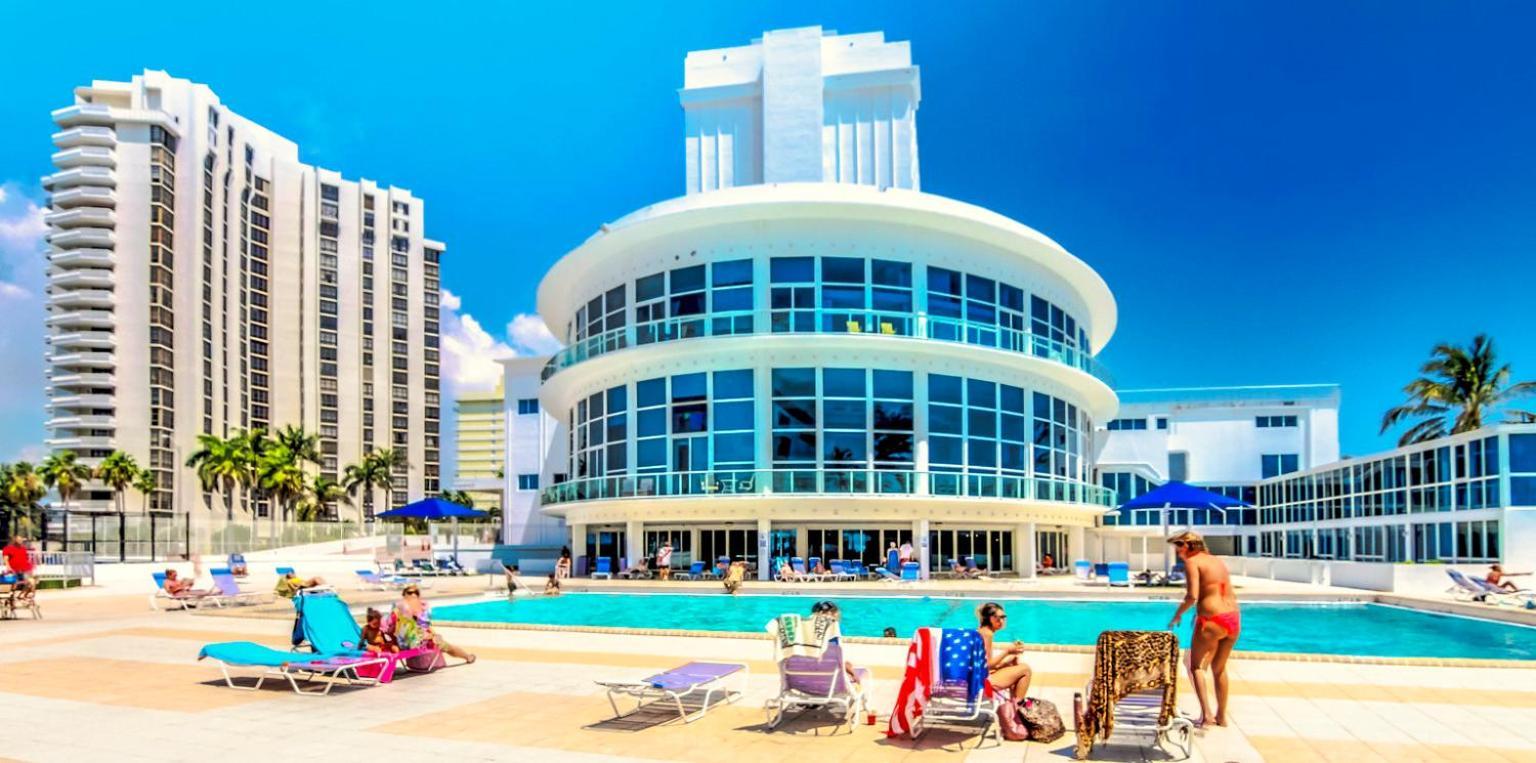 Castle M4 Beachfront Balcony Loft, Free Parking, Pool, Tennis, Access Holiday home Miami Beach