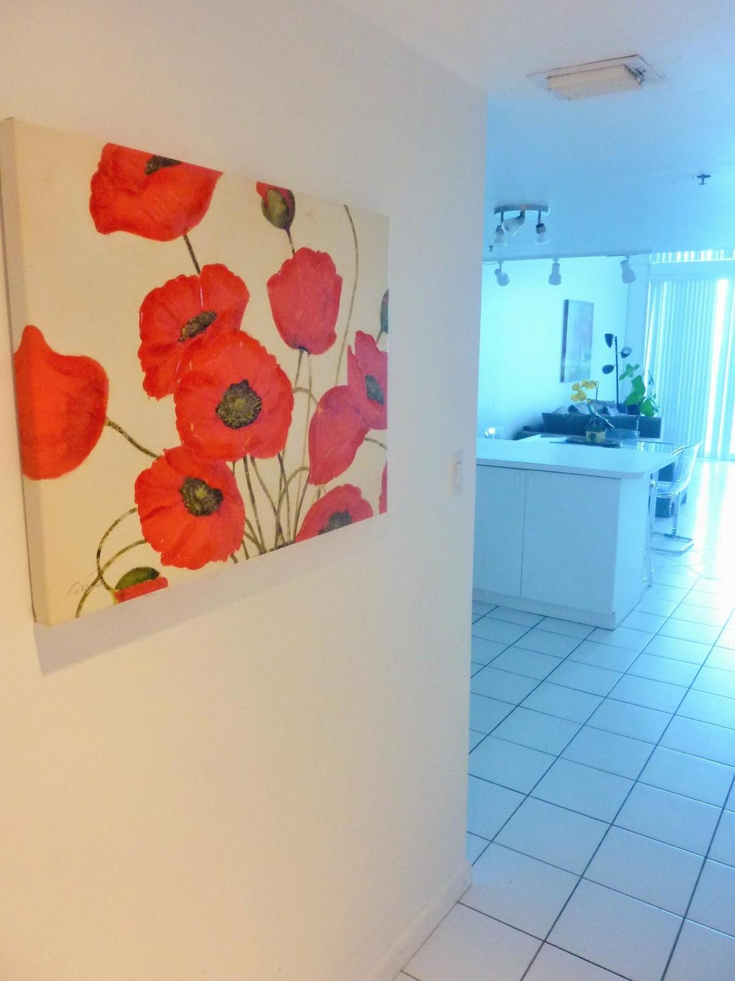 Castle M4 Beachfront Balcony Loft, Free Parking, Pool, Tennis, Access