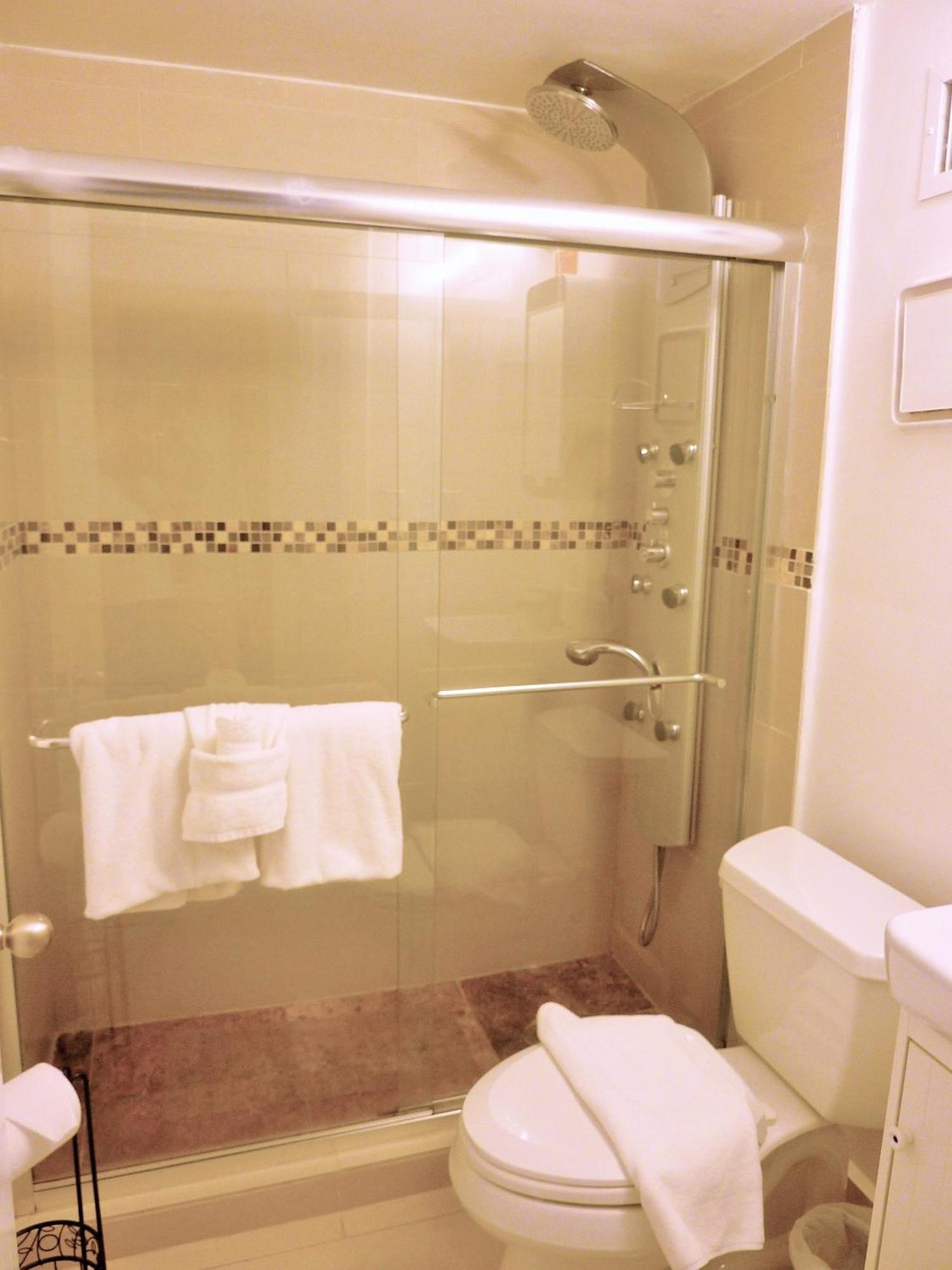 Castle M4 Beachfront Balcony Loft, Free Parking, Pool, Tennis, Access *