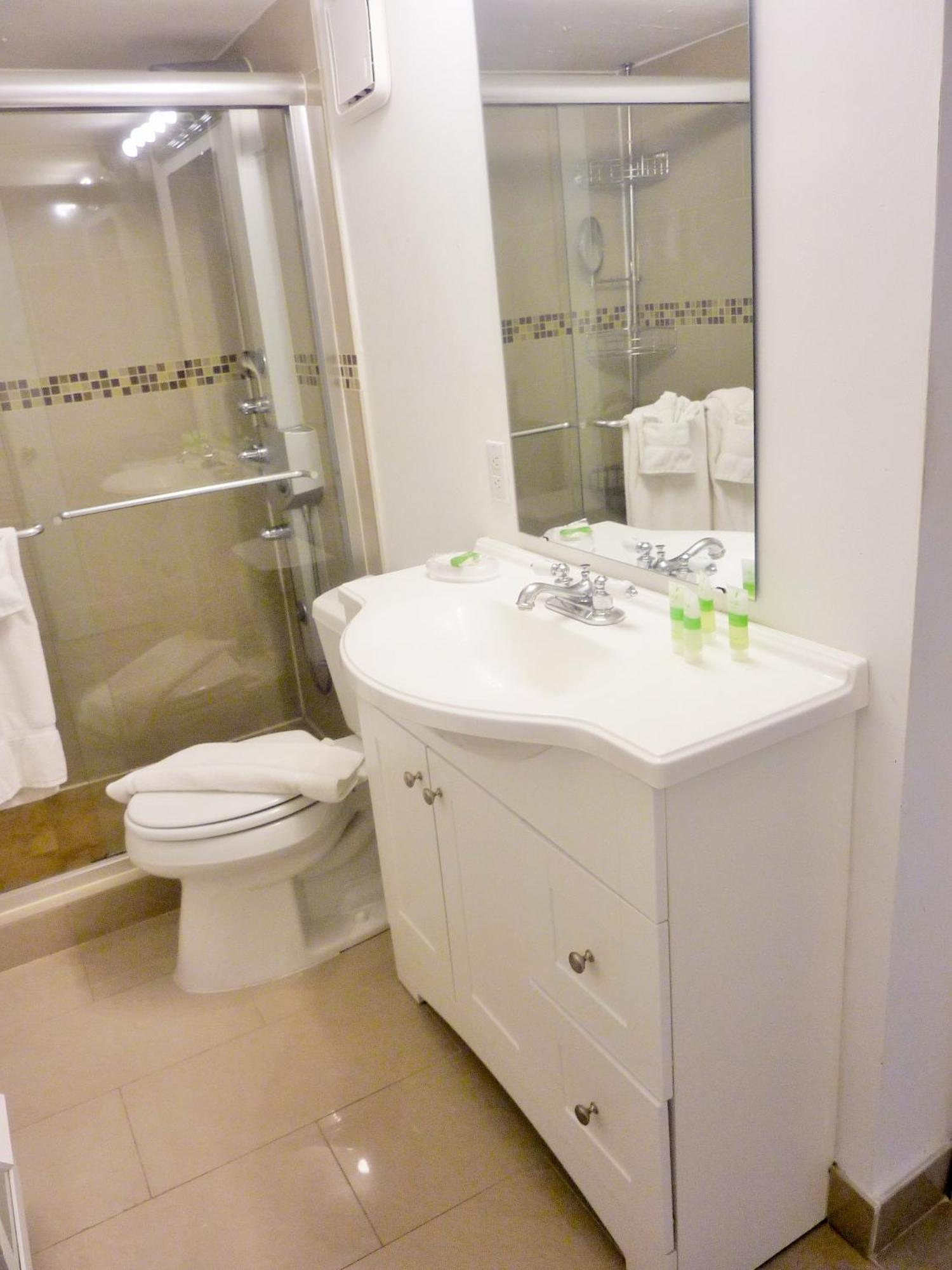 Castle M4 Beachfront Balcony Loft, Free Parking, Pool, Tennis, Access * Miami Beach