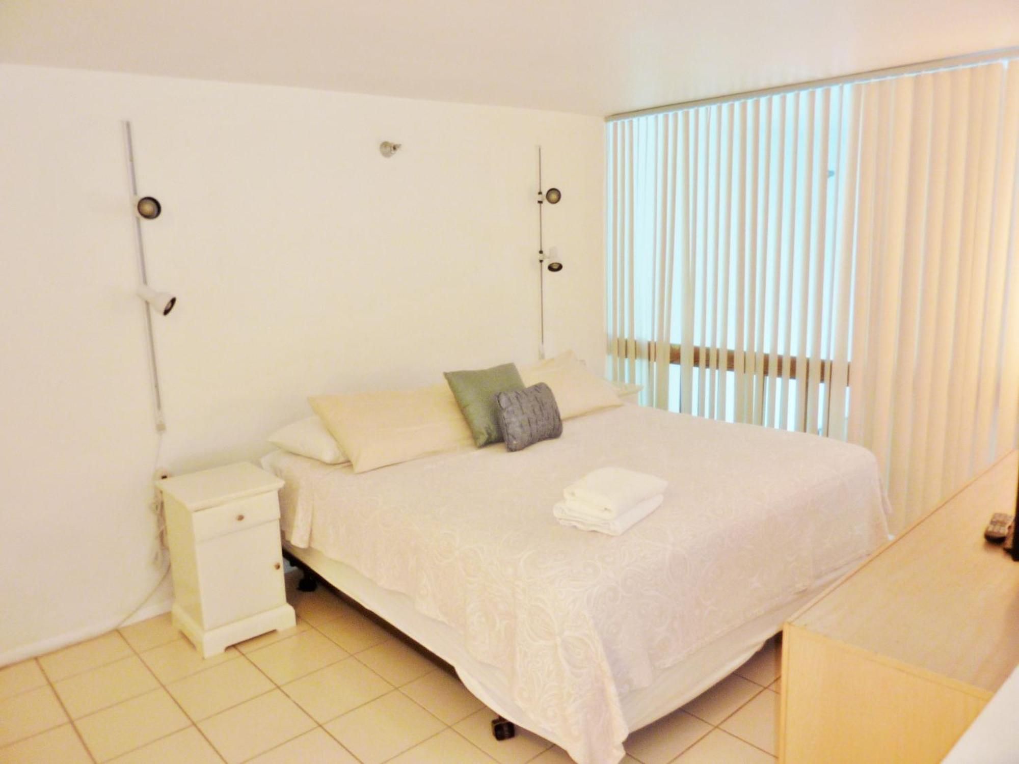 Castle M4 Beachfront Balcony Loft, Free Parking, Pool, Tennis, Access Holiday home