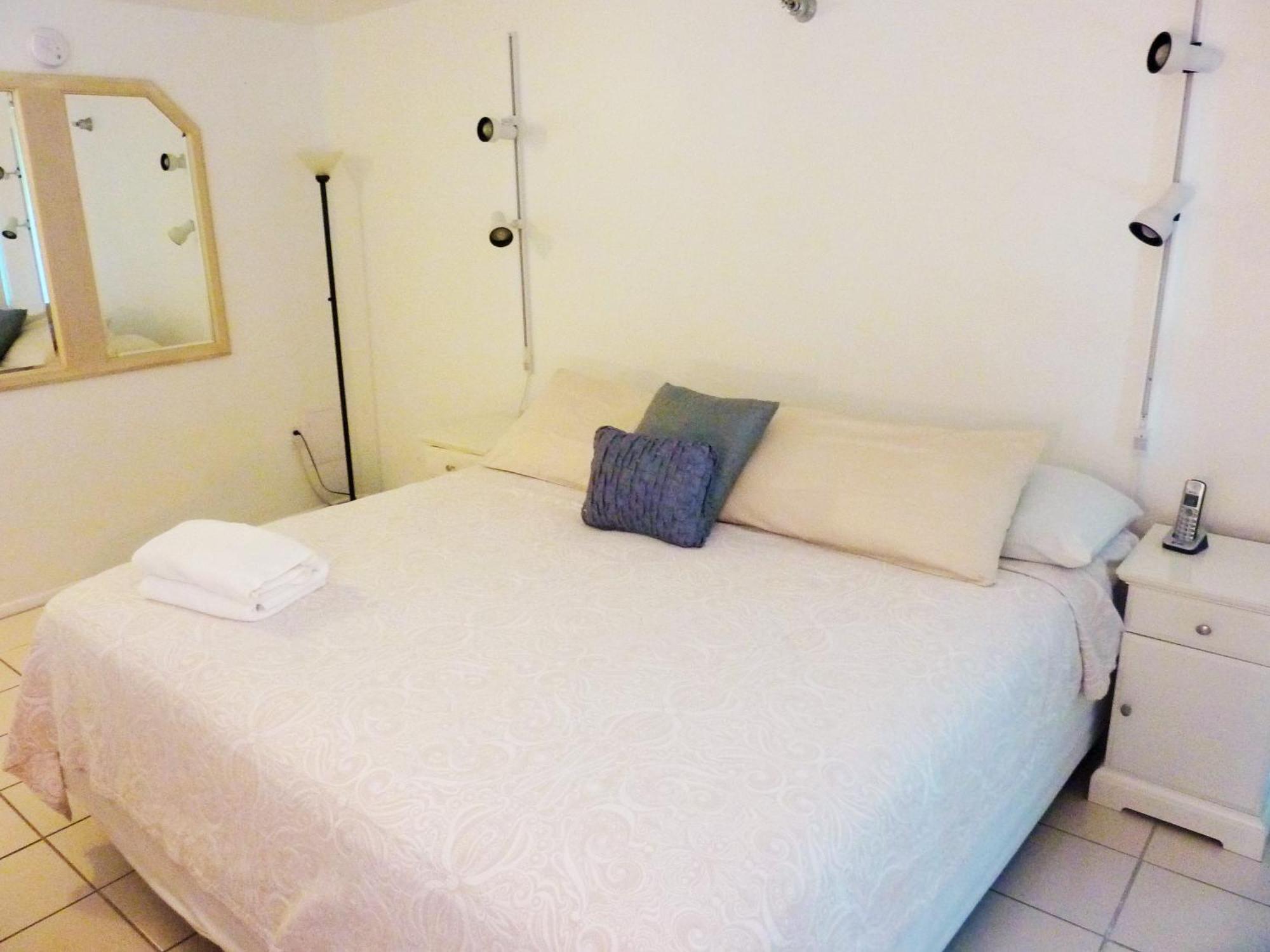 Castle M4 Beachfront Balcony Loft, Free Parking, Pool, Tennis, Access Holiday home