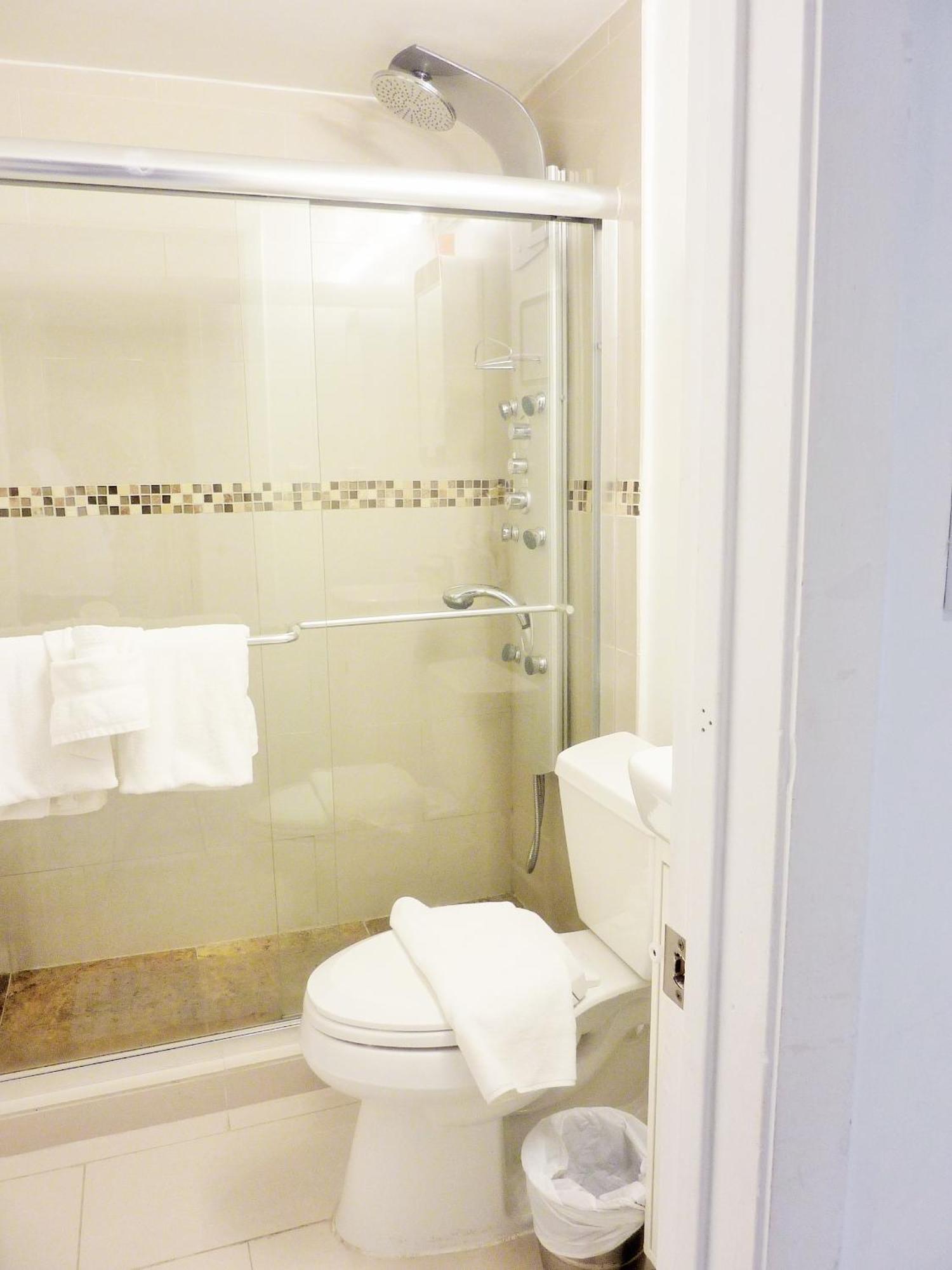 Castle M4 Beachfront Balcony Loft, Free Parking, Pool, Tennis, Access *