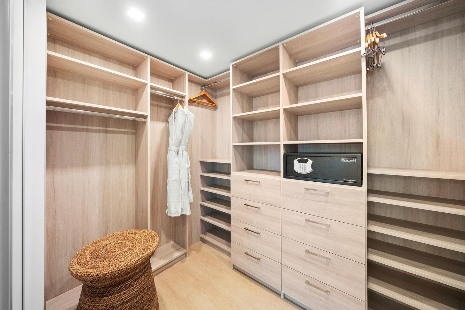 3 Bedroom Den Private At Roney Palace -6078 Apartment
