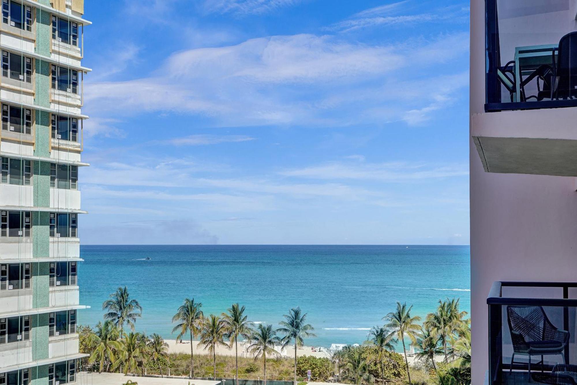 Apartment With Perks, Pools, Fitness Center, And A Relaxing Bathtub 916