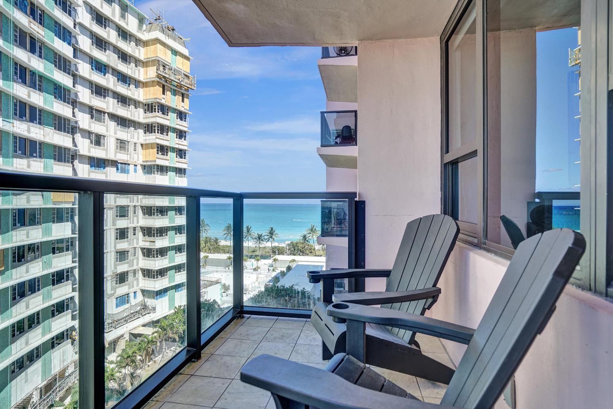 With Perks, Pools, Fitness Center, And A Relaxing Bathtub 916 Apartment *