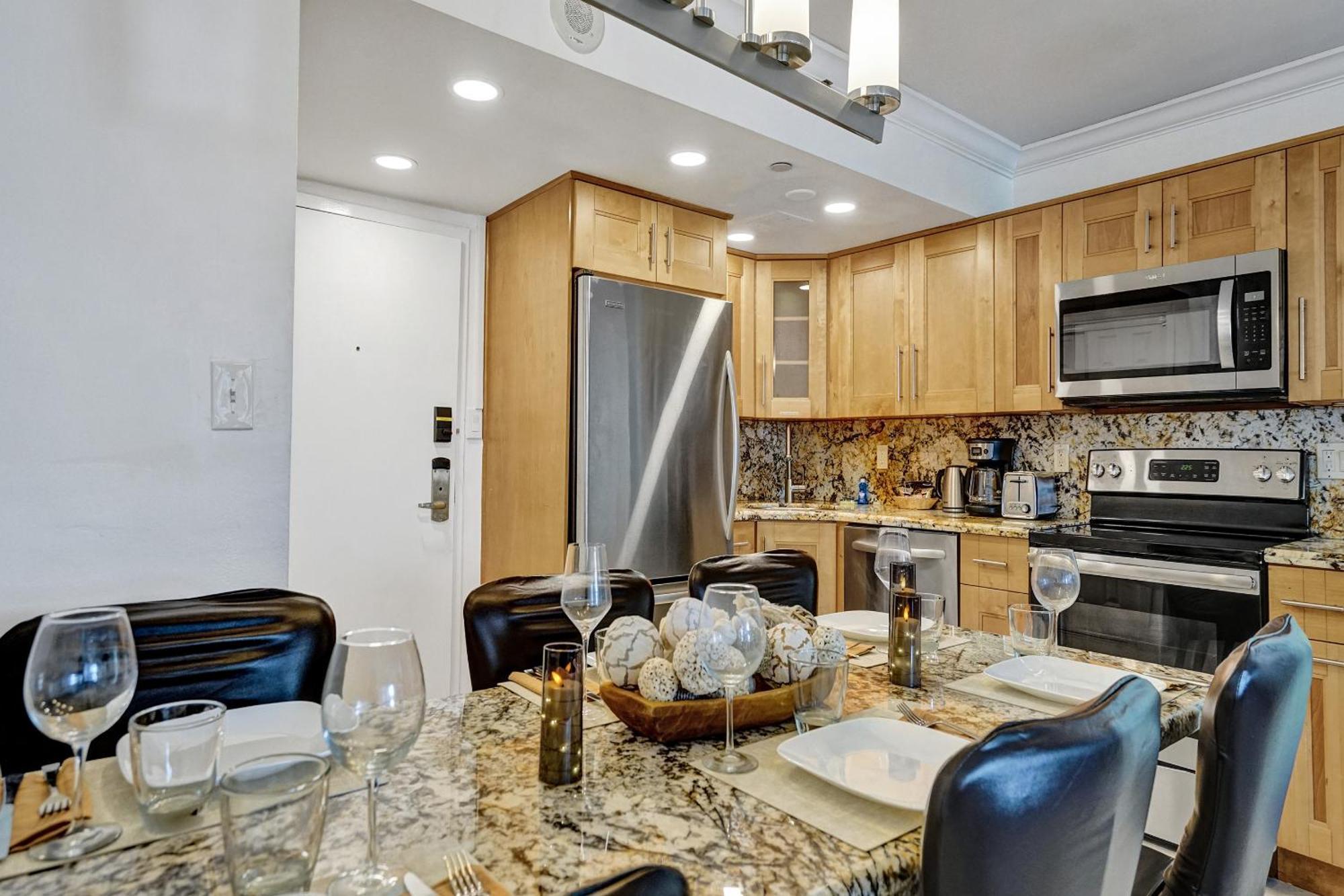 With Perks, Pools, Fitness Center, And A Relaxing Bathtub 916 Apartment