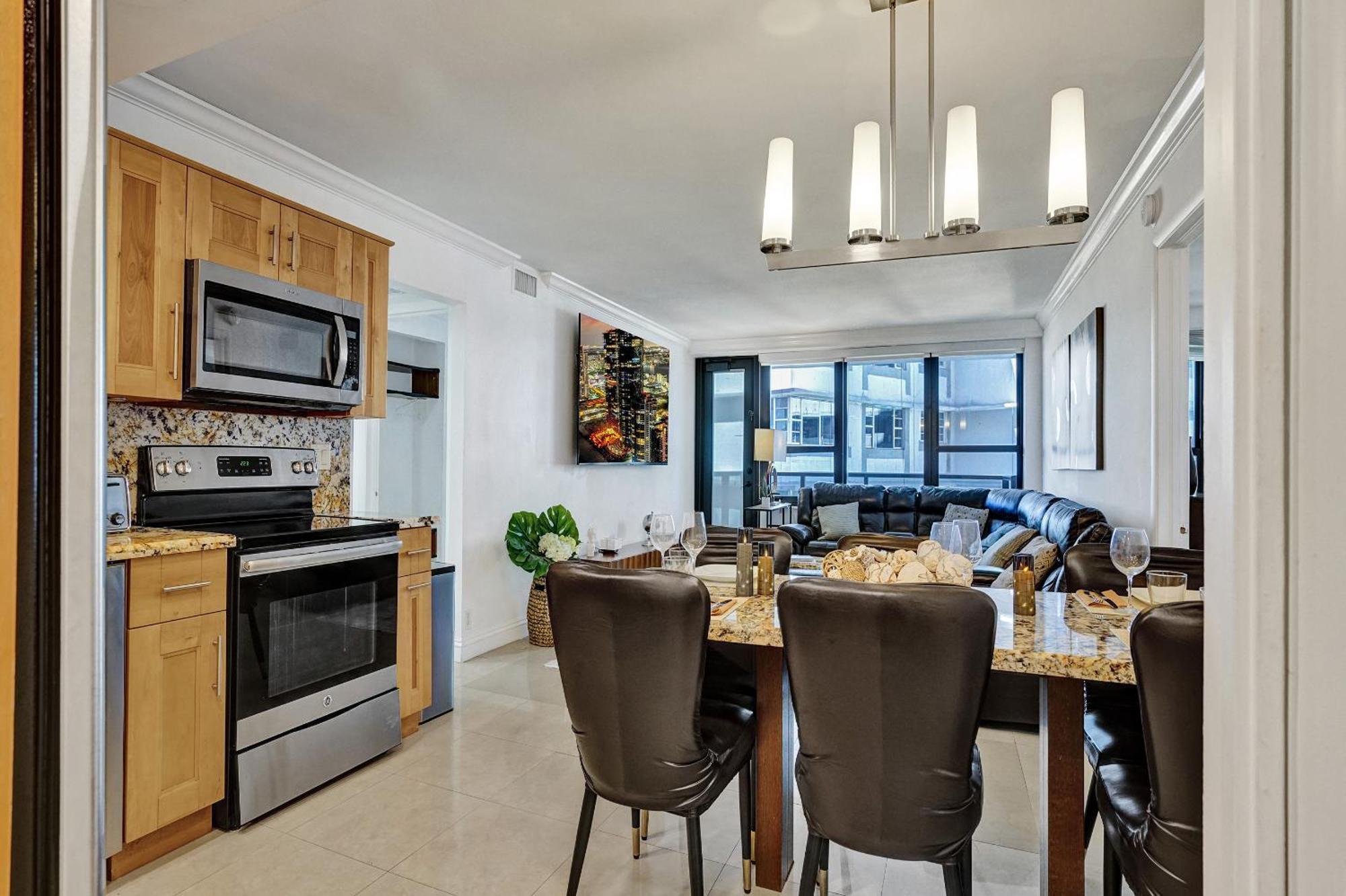 With Perks, Pools, Fitness Center, And A Relaxing Bathtub 916 Apartment *