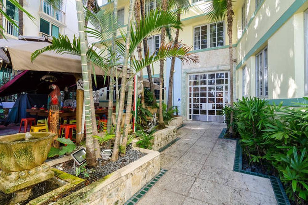 Ocean Drive Historic Building Minutes Walk To The Beach. *