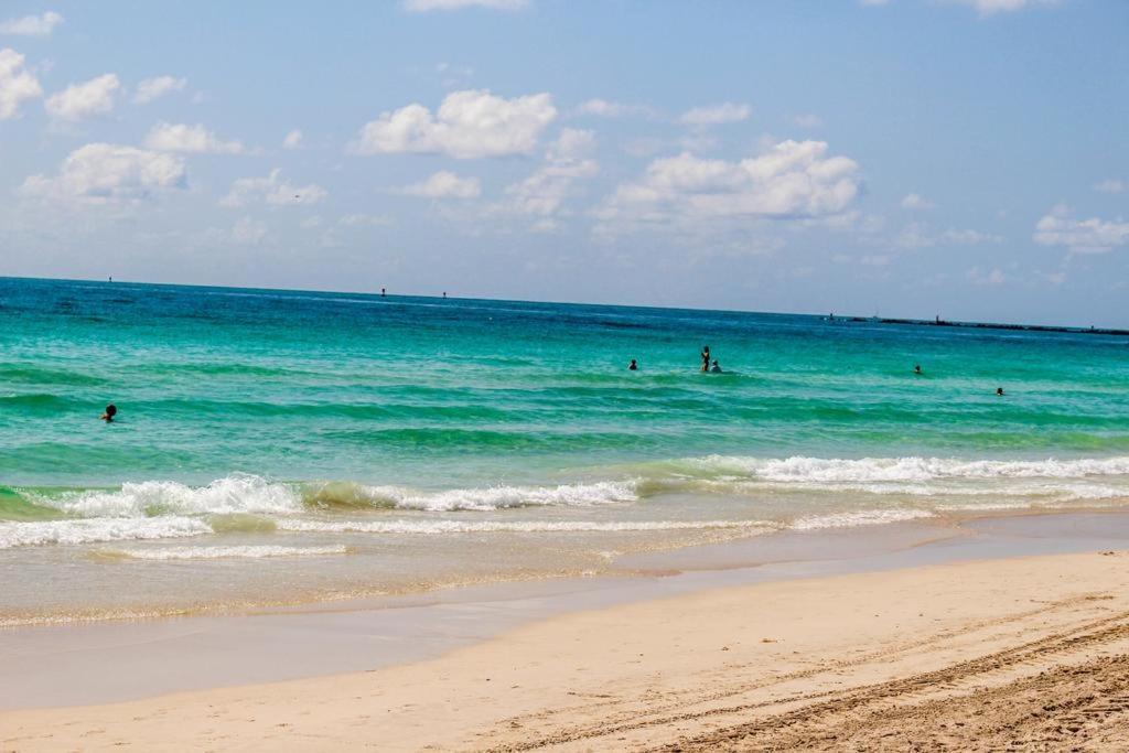 2 Bedroom 2 Bath On 7 Th Collins Ave * Miami Beach